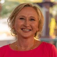 Elizabeth Moe's Instagram, Twitter & Facebook