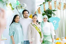 Izara aishah hisham umur (tarikh kemaskini) : Tahniah Izara Aishah Selamat Melahirkan Anak Perempuan Bertuah Cucu Ini Punya 3 Nenek Cantik Nona