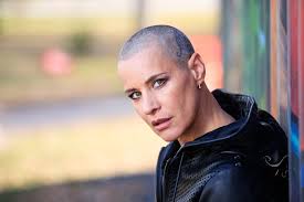 Ève Salvail : sous la surface