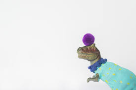 Lorsque la fête de pâques approche, on aime se mettre à un tuto expliqué pas à pas pour apprendre à fabriquer un mouton pompon, un lapin pompon entailler le haut du pompon et glisser un bout de laine entre le papier coloré et le carton. Comment Faire Un Pompon En Laine Fabriquer Un Pompon Soi Meme