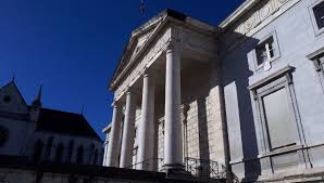 Pour contacter ce service par courriel, utilisez votre messagerie sécurisée disponible dans votre espace particulier sur le site impots.gouv.fr. Une Agent Des Impots Devant Le Tribunal De Pau Pour S Etre Versee Des Allocations Vieillesse De Gens Decedes