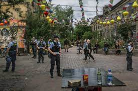 Fue fundado en 1971, cuando un grupo de hippies se instalaron en una. In Anarchic Corner Of Copenhagen Police And Dealers Play Cat And Mouse The New York Times