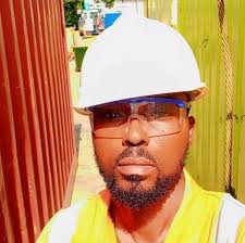 There are 3 important lessons we can pick from this farmer: 1. Pawpaws can  grow well in black cotton soils. However, they must be planted