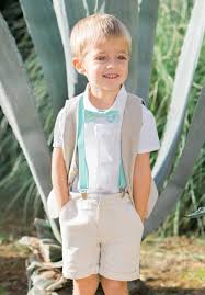 Marobesoirée tenue enfant propose tous les habits de qualité pour enfant pour mariage, baptême et cérémonie avec un prix bas. Ce Charmant Garcon D Honneur Porte Notre Ensemble En Lin Accompagne De Bretelles Marcel Vert Costume Garcon Mariage Garcons D Honneur Mariage Garcon D Honneur