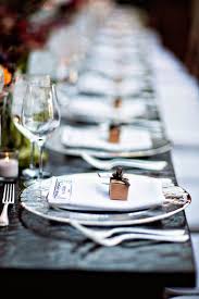 klein cadeautje op bord bruiloft tabel instellingen diner tafel tafelschikking