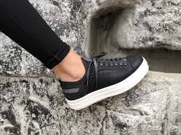 Kadin Sneaker Modeli Kadin Siyah Deri Spor Ayakkabi Tesettur Mayo Sort Mod Tesettur Mayo Sort Modelleri 2020 Siyah Deri Sneaker Ayakkabilar