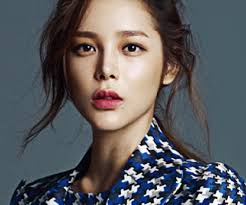 She was dressed in fitting clothing, which not only highlights her upper body but also her slender legs. Park Si Yeon Biography Facts Childhood Family Life Of South Korean Actress