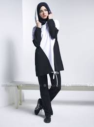 Esofman Takimi Siyah Beyaz Mayovera Moda Stilleri Sportif Kiyafetler Islami Moda