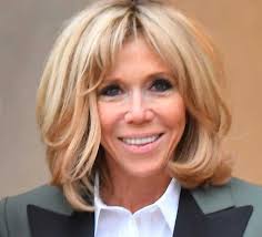 Brigitte Macron porte-t-elle une perruque ? Son coiffeur balance « elle  porte des…voir 1er commentaire