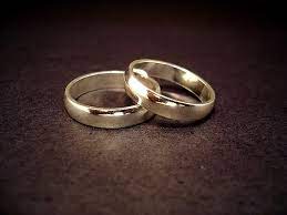 Gold wedding rings inserted in pink flowers stem. File Wedding Rings Jpg Wikimedia Commons