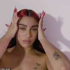 La hija de madonna y el actor carlos león protagonizará la campaña de primavera 2021 de la marca. Madonna S Daughter Lourdes Leon Sizzles In Sultry Instagram Snap In Backless Outfit And Glam Makeup Daily Mail Online