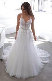 2016 unterstreichen die neuen modelle die vielfältigkeit eurer weiblichkeit. Exklusive Preview Entdeckt Die Neuen Kollektionen 2021 Von Enzoani Hochzeit Kleidung Kleider Hochzeit Hochzeitskleid Party