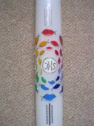 Kerze Mit Regenbogen Fischen Und Kreuz Velas Para Comunion Vela De Bautismo Velas Decoradas