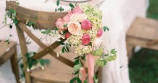 Diy gift boxes embellished with burlap & flowers. 13 Idees Deco Chaise De Mariage A Faire Soi Meme Marie Claire