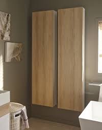 Une Colonne De Rangement Imitation Chene Pratique Pour La Salle De Bains Deco Douche Amenagement Salle De Bain Deco Salle D Eau