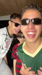 Irmaos Arellano: João Adulto Dançando Com os Amigos