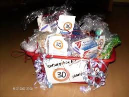 Zum runden, dreißigsten geburtstag soll das geschenk für den jungen mann oder die junge frau möglichst ausgefallen und originell sein. Thedarlingbakers Lustige Geschenke Zum 30 Geburtstag Fur Manner Zum Selbermachen