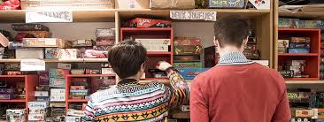 Découvrez toute la gamme de jeux de société : Les Bars A Jeux De Societe Retour Ludique Et Nostalgique Au Materiel