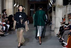 Semaine de la mode à paris, 英: æ—¥æœ¬ãƒ–ãƒ©ãƒ³ãƒ‰ ãƒžãƒ¡ ã®å¯èƒ½æ€§ ãƒ'ãƒªã‚³ãƒ¬ã§ã®æ—¥æœ¬ã®ç«‹ã¡ä½ç½®ã¨ã¯ æ–‡æ˜¥ã‚ªãƒ³ãƒ©ã‚¤ãƒ³