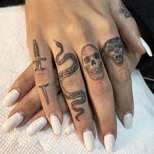 Los tatuajes en los dedos suelen cansar a quien los porta porque es un lugar muy visible que con el tiempo te pueden llegar a enfadar, otra de las los tatuajes pequeños pueden ser escritos en el dedo medio, ya que antes se creía que este dedo tenía un vaso sanguíneo conectado directamente. 109 Geniales Tatuajes En Los Dedos Mira Estas Imagenes