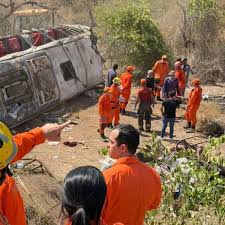Ônibus com romeiros capota e deixa 15 mortos e feridos no sertão de Alagoas