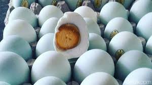 Rasanya yang gurih dan berlemak membuat telur asin kini semakin populer dihidangkan dalam makanan kekinian lewat kreasi saus salted egg. Inilah Alasan Mengapa Telur Bebek Selalu Digunakan Dalam Membuat Telur Asin Kometoday Com
