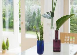 Bunga sebagai hiasan rumah akan selalu cantik, apalagi diletakkan di ruang tamu. Bunga Hiasan Sudut Ruang Tamu Rancangan Desain Rumah Minimalis