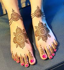 This design is perfect for your princess's little hands which cannot take detail henna design. Simple Mehndi Designs