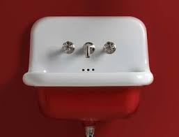 Lavabo Bleu Provence Rouge Sur Un Mur Rouge Salle De Bain Idee Salle De Bain Murs Rouges