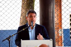 O juiz criminal e professor Carlos Eduardo Ribeiro Lemos concedendo entrevista em estúdio de TV.