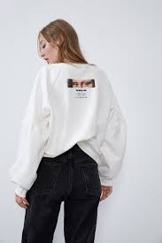 Belanja online zara (tas selempang, sepatu, parfum) terlengkap promo di lazada indonesia | voucher ✓ gratis ongkir ✓ cod. Mona Lisa Print Sweatshirt Zara United Kingdom Model Pakaian Desain Pakaian Baju Sweter