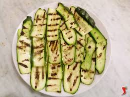 La bellezza di cucinare qualcosa per qualcuno di speciale, sta nel gesto di amore che si fa e, si spera, nell'apprezzamento che si riscuoterà solleticando il palato. Zucchine Grigliate Zucchine Ricette