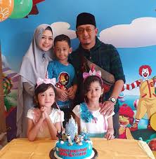 Zaki mirza and murfi groceries worked on the mini daus before the lecture began, the ridiculous daus mini made the. Sempat Cerai 2 Tahun 10 Kemesraan Ustaz Zacky Mirza Dan Shinta Tanjung