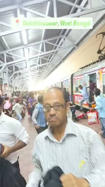 ⚠️ A major tragedy was narrowly avoided at Dakshineswar Railway Station in West Bengal after a reported 11,000-volt high-voltage wire snapped and fell onto a local train. The incident sparked panic among