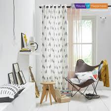 combineer een wit overgordijn met zwarte veertjes met een mooie roze inbetween gordijnen voor op een meisjes slaapkamer aho gordijnen interieur thuisdecoratie