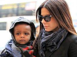 In january 2021, an online advertisement featured a photograph of hollywood actors sandra bullock and keanu reeves and appeared to claim that reeves was bullock's son. Sandra Bullock S Five Year Old Son Louis Urged Actress To Find Brother Or Sister With Some Brown Skin Mirror Online
