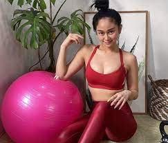 Ucapannya yang mengaku orang kaya yang nongkrong di mal, memancing banyak netizen hingga influencer untuk memberikan meme video balasan. Ini Selebgram Denise Chariesta Yang Viral Karena Nongkrong Di Mall Mewah Radarcirebon Com