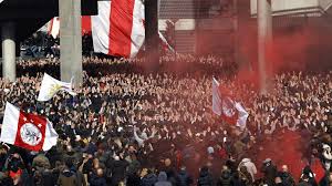 Bekijk onze voetbalfan selectie voor de allerbeste unieke of custom handgemaakte items uit onze shops. Ajax Wint Landstitel Duizenden Fans Op De Been In Amsterdam Rtl Nieuws