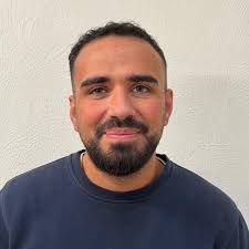 Heute endet unsere Vorstellungsrunde. Name: Emre Efe Alter: 23 Position:  Monteur Wo war ich vorher? Realschulabschluss 2021-2025