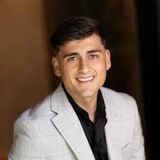 Leigh Stokes's Instagram, Twitter & Facebook