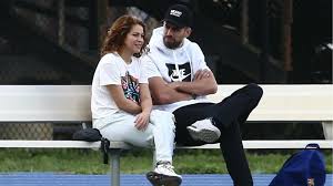 La cantante sí asistió a ver al partido, pero decidió quedarse arriba, en el palco, mientras sus hijos hay otra versión, ya que la ausencia de shakira en el campo reforzó la teoría de la crisis en la pareja. Shakira Y Gerard Pique Disfrutaron Con Sus Hijos De Una Tarde De Futbol