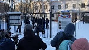 Политолог подчеркнул, что представители алексея навального вряд ли смогут обжаловать решение об удовлетворении ходатайства фсин о замене блогеру условного срока. Navalnyj V Policii Prosit Pustit Zhurnalistov Na Otkrytoe Zasedanie Suda Youtube