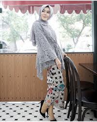 Jual baju kondangan couple, sarimbit, baju batik, baju kondangan, batik pria, batik. 10 Pesona Kebaya Abu Abu Yang Nggak Lekang Zaman Pengganti Warna Hitam Yang Elegan