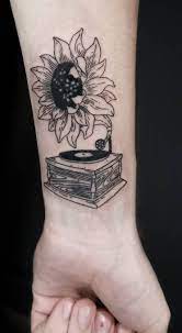 Illustrative Sunflower Tattoo C Tattoo Artist Virginskin Estudio De Tatuaje Tattoos Sunflower Tattoos Unique Tattoos