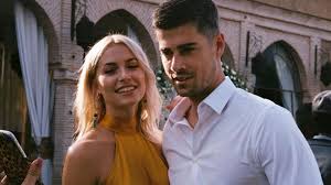 The model surprised her fans on instagram on sunday and proudly shows her baby bump. Dustin Schone Das Ist Der Mann An Lena Gerckes Seite Promiflash De