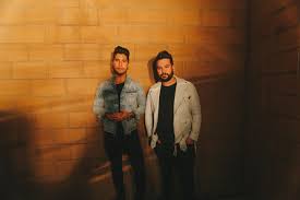 Não pude deixar de reparar que estavas sentado sozinho. Interview Dan Smyers On Dan Shay S Album Kelly Clarkson More