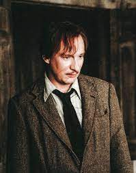 He first appears in harry potter and the prisoner of azkaban as the new defence against the dark arts professor. ðš™ðš'ðš—ðšðšŽðš›ðšŽðšœðš ðšŽðš–ðš–ðšŠðšŒðšŠðš›ðš˜ðš•ðš'ðš—ðšŽðšŠðšŸðšŽðš›ðš¢ Lupin Harry Potter Harry Potter Pictures Harry Potter Characters