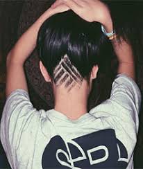 Wer seinen nacken ganz glatt rasieren möchte, sollte zu einem nassrasierer greifen. Undercut Tattoos Neuer Trend Ist Perfekt Fur Den Job