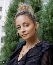 Pin By Crisgladys On Nicole Richie Curly Hair Celebrities Natural Wavy Hair Nicole Richie