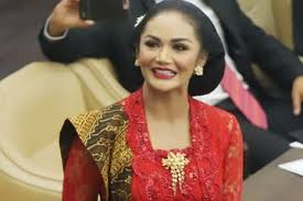 Anggota dpr terpilih dari partai demokrasi indonesia perjuangan (pdip) krisdayanti atau yang akrab disapa kd saat menghadiri pelantikan anggota dpr di kompleks parlemen, senayan, jakarta pusat,. Kinerjanya Diragukan Krisdayanti Justru Alami Perubahan Hidup Yang Besar Ini Setelah Menjadi Anggota Dpr Ri Semua Halaman Nakita